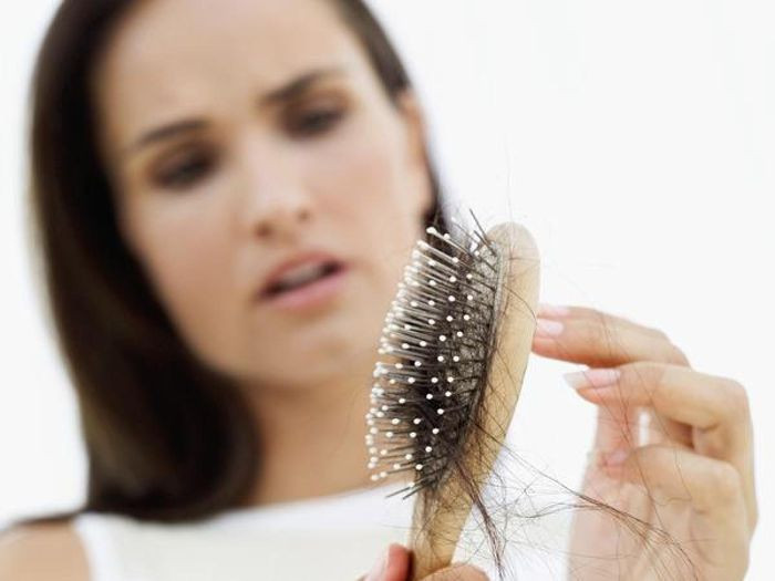 Nguyên nhân khiến bạn bị rụng tóc trong thời gian nghỉ dịch tại nhà